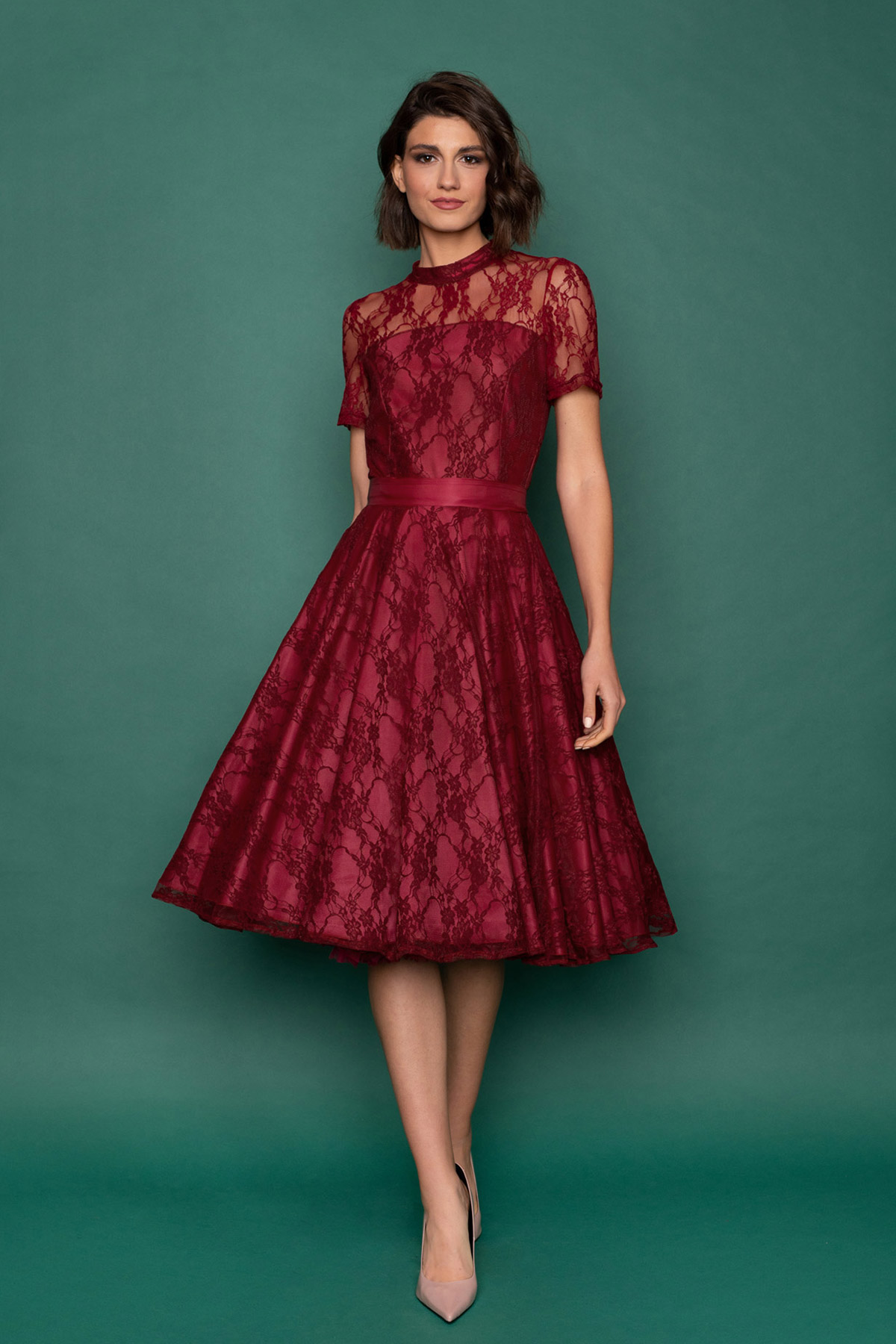 mpornto-dantelenio-forema-vintage-10 Midi vintage φόρεμα σε μεσάτη γραμμή, με υπέροχη μπορντό δαντέλα, κλος φούστα με μήκος μέχρι το γόνατο, κοντά μανίκια, κλειστή λαιμουδιά και διαφάνεια στους ώμους και τα χέρια, είναι το πιο chic φόρεμα για να συνοδεύσει μια επίσημη εμφάνισή σας.