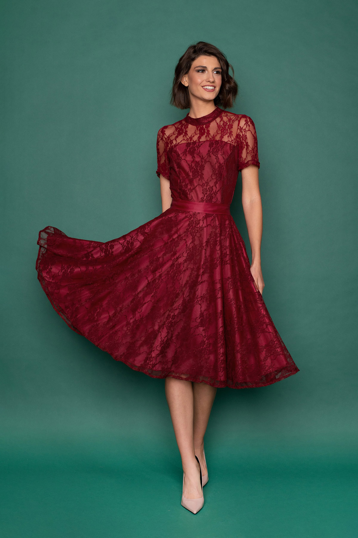 mpornto-dantelenio-forema-vintage-11 Midi vintage φόρεμα σε μεσάτη γραμμή, με υπέροχη μπορντό δαντέλα, κλος φούστα με μήκος μέχρι το γόνατο, κοντά μανίκια, κλειστή λαιμουδιά και διαφάνεια στους ώμους και τα χέρια, είναι το πιο chic φόρεμα για να συνοδεύσει μια επίσημη εμφάνισή σας.