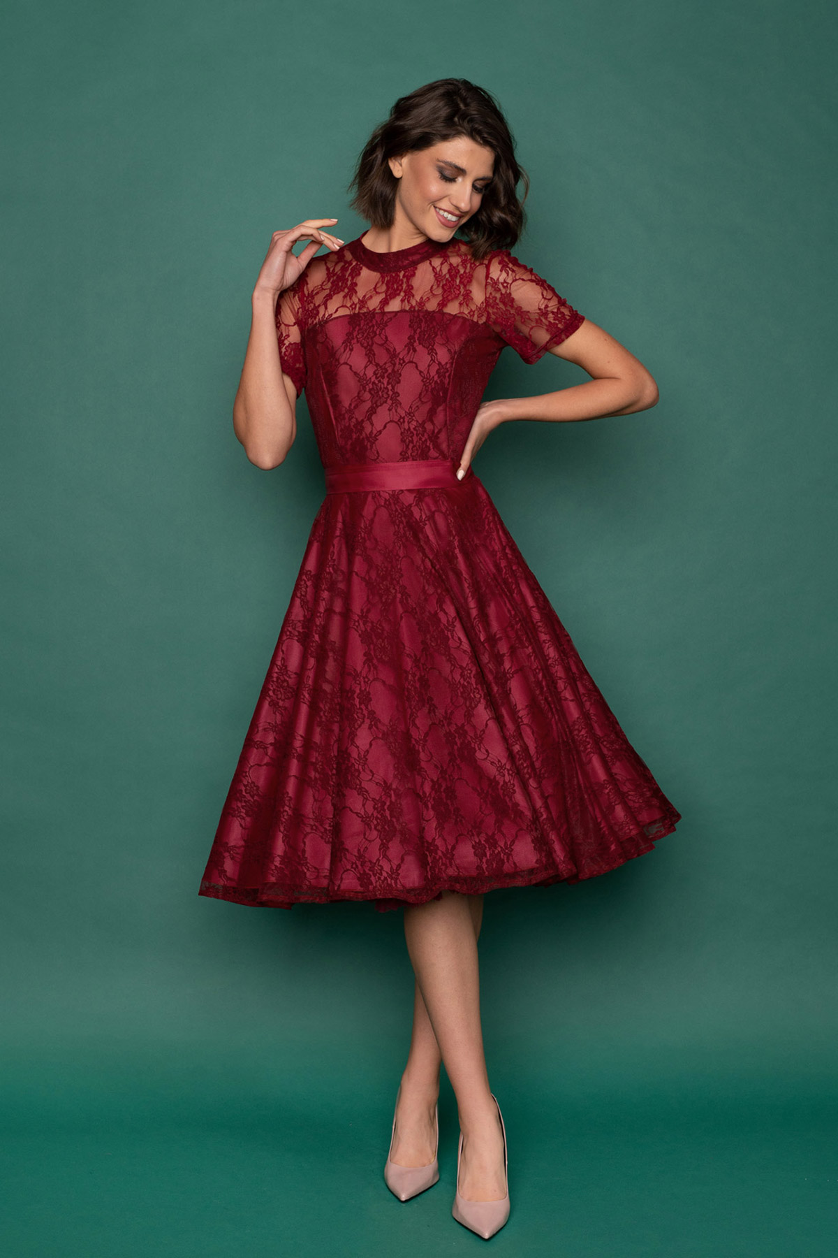 mpornto-dantelenio-forema-vintage-7 Midi vintage φόρεμα σε μεσάτη γραμμή, με υπέροχη μπορντό δαντέλα, κλος φούστα με μήκος μέχρι το γόνατο, κοντά μανίκια, κλειστή λαιμουδιά και διαφάνεια στους ώμους και τα χέρια, είναι το πιο chic φόρεμα για να συνοδεύσει μια επίσημη εμφάνισή σας.