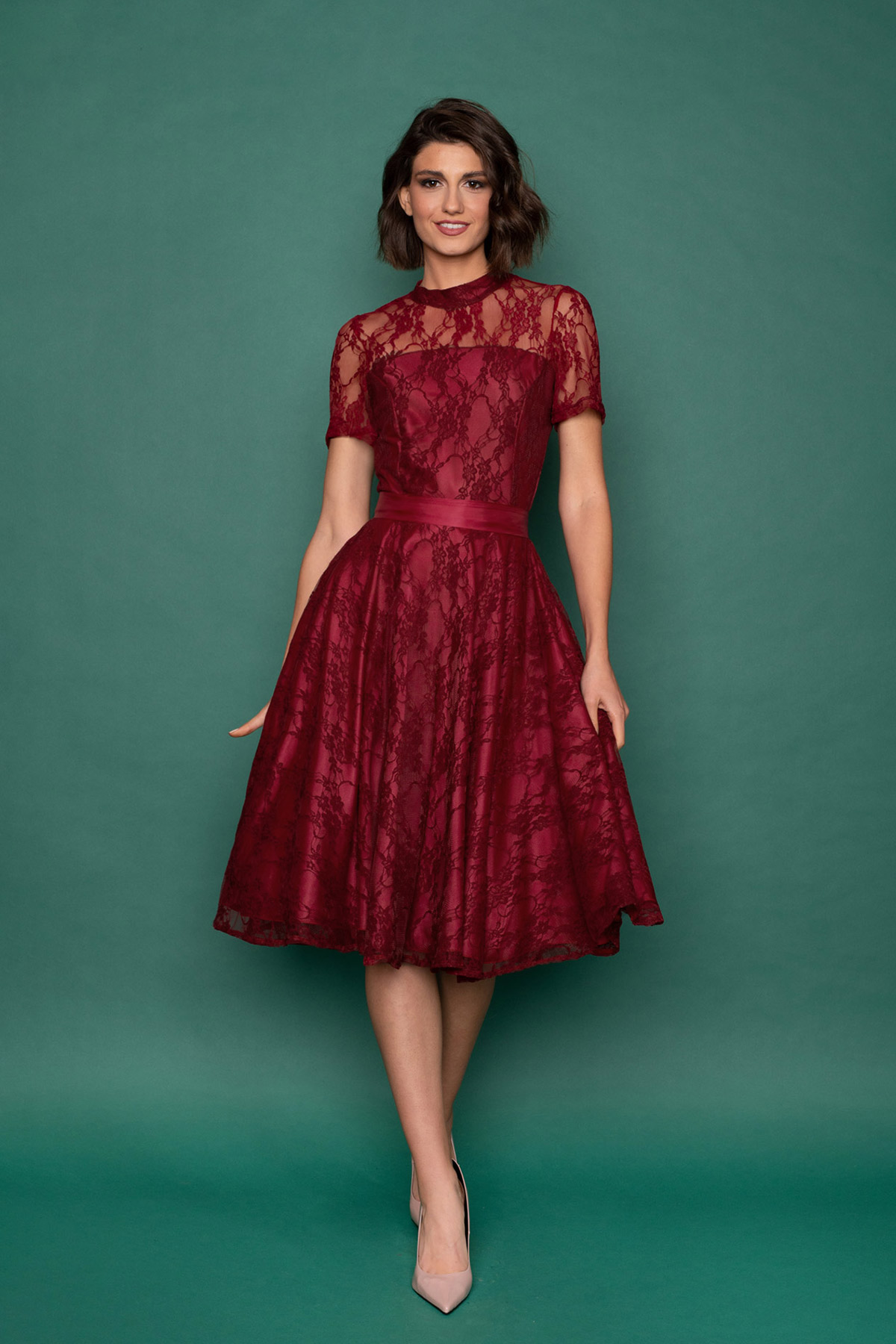 mpornto-dantelenio-forema-vintage-9 Midi vintage φόρεμα σε μεσάτη γραμμή, με υπέροχη μπορντό δαντέλα, κλος φούστα με μήκος μέχρι το γόνατο, κοντά μανίκια, κλειστή λαιμουδιά και διαφάνεια στους ώμους και τα χέρια, είναι το πιο chic φόρεμα για να συνοδεύσει μια επίσημη εμφάνισή σας.