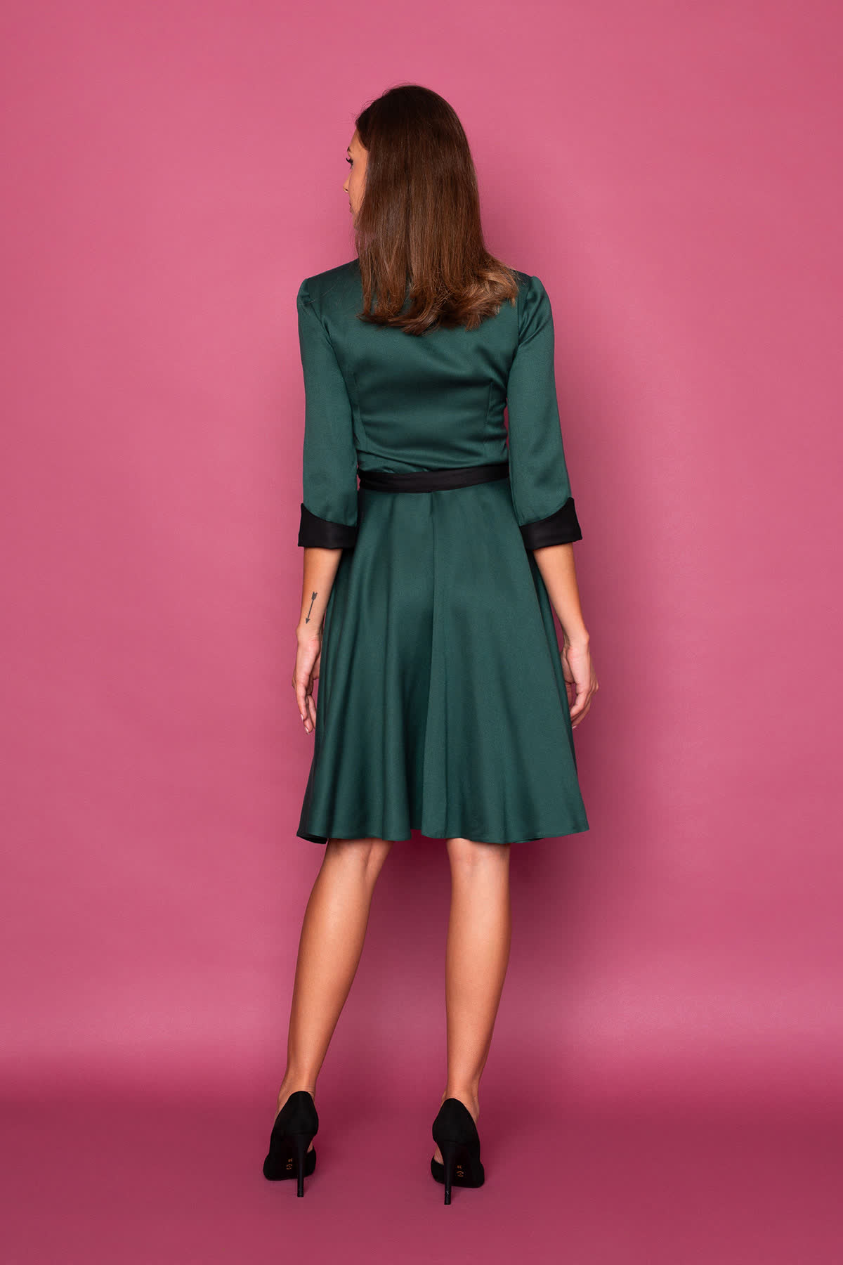 prasino-klos-forema-london-2 Πράσινο swing φόρεμα με κλος φούστα και 3/4 μανίκια, εφαρμοστό στον κορμό και κλος φούστα πάνω από το γόνατο. Η αντίθεση με το μαύρο γιακά, τη ζώνη και το τελείωμα στα μανίκια το κάνουν ιδανικό για το απόλυτο chic 50s look!