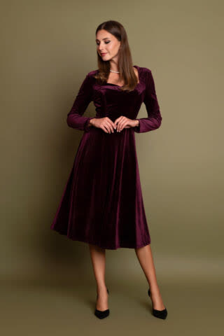 Μπορντό φόρεμα με μακριά μανίκια, λαιμουδιά σε σχήμα καρδιάς, εφαρμοστό στον κορμό και κλος φούστα μέχρι τη γάμπα, από μαλακό κι ελαστικό ύφασμα βελούδο, ιδανικό για μια ιδιαίτερη περίσταση.