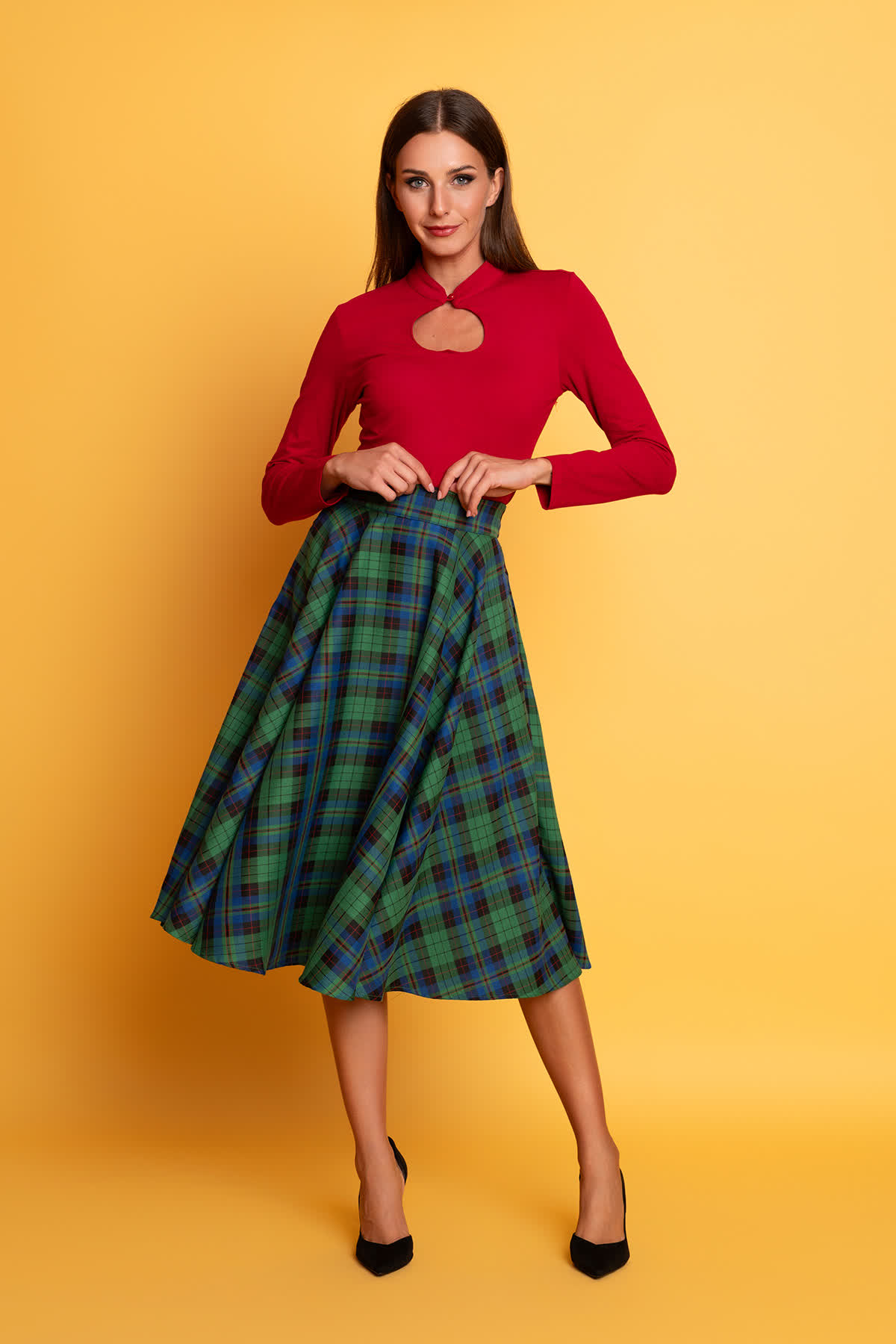 prasini-karo-klos-fousta-1 Μίντι ψηλόμεση κλος φούστα με καρό μοτίβο σε πράσινες-μπλε-μαύρες αποχρώσεις, με κρυφές τσέπες και μήκος μέχρι το γόνατο, για να δημιουργήσετε έναρετρό look για όλες τις ώρες!