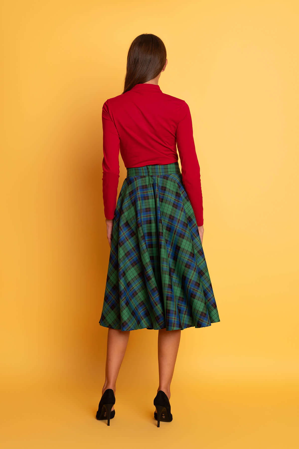 prasini-karo-klos-fousta-2 Μίντι ψηλόμεση κλος φούστα με καρό μοτίβο σε πράσινες-μπλε-μαύρες αποχρώσεις, με κρυφές τσέπες και μήκος μέχρι το γόνατο, για να δημιουργήσετε έναρετρό look για όλες τις ώρες!