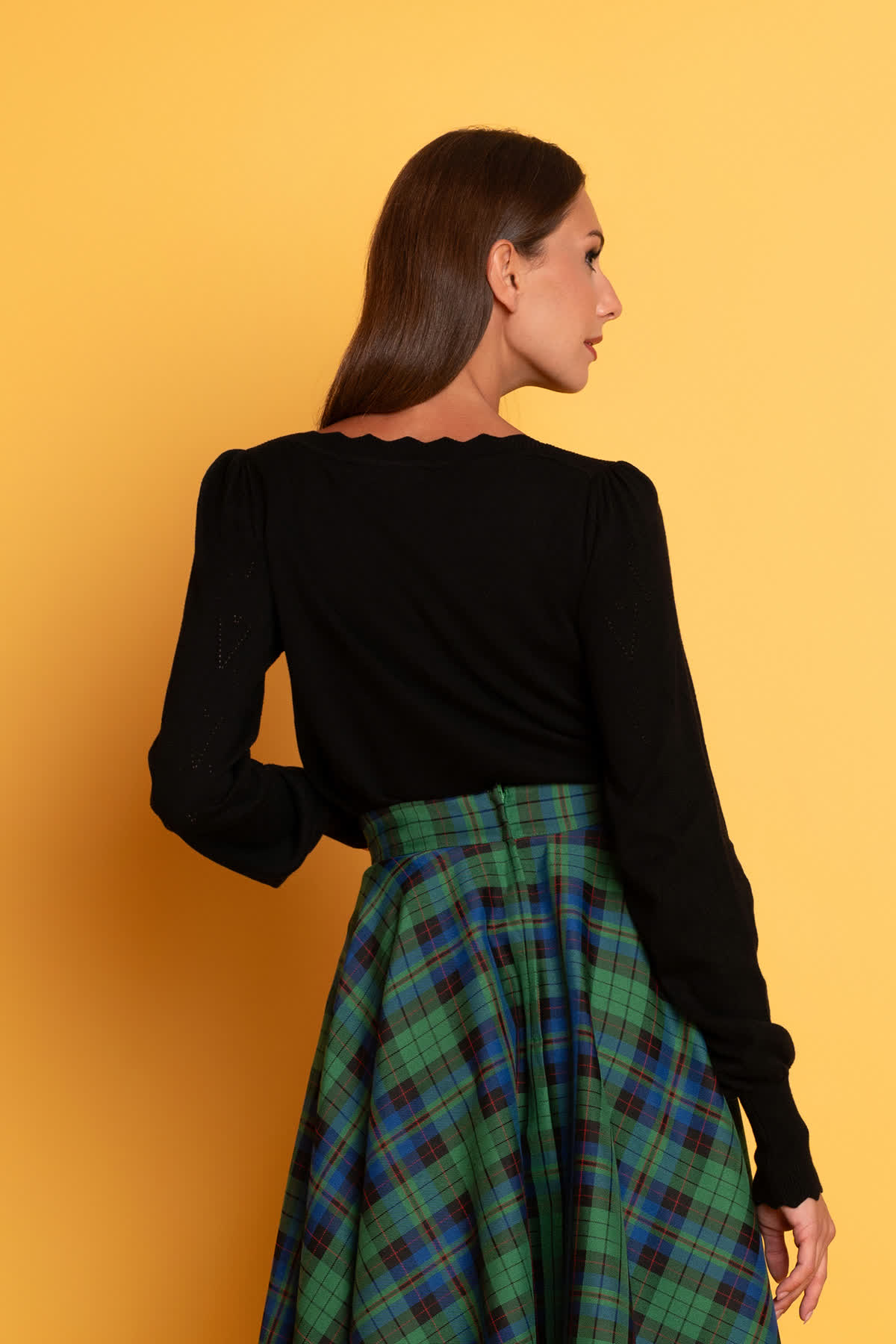 mavri-plekti-mplouza-3 Μαύρη μπλούζα από μαλακό ελαστικό πλεκτό ύφασμα, με μακριά φουντωτά μανίκια και κυματιστό τελείωμα, για όλες τις ώρες.