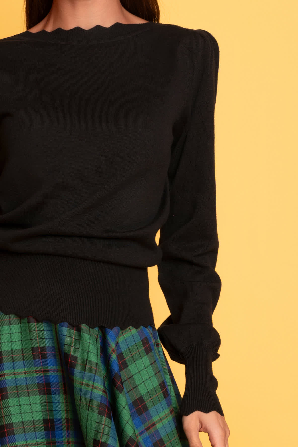 mavri-plekti-mplouza-4 Μαύρη μπλούζα από μαλακό ελαστικό πλεκτό ύφασμα, με μακριά φουντωτά μανίκια και κυματιστό τελείωμα, για όλες τις ώρες.