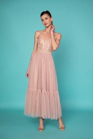 Midi φόρεμα από τούλι και δαντέλα σε dusty pink απόχρωση, με τιράντες, λαιμουδιά καρδιά με μπανέλες και φούστα με βολάν, για μια επίσημη περίσταση.