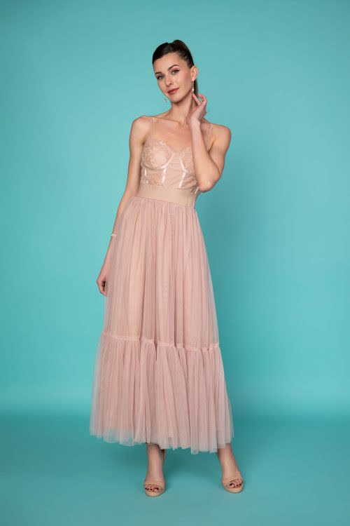 Midi φόρεμα από τούλι και δαντέλα σε dusty pink απόχρωση, με τιράντες, λαιμουδιά καρδιά με μπανέλες και φούστα με βολάν, για μια επίσημη περίσταση.