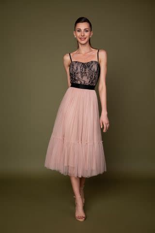 Midi φόρεμα από μαύρη δαντέλα και τούλι σε dusty pink απόχρωση, με τιράντες, λαιμουδιά καρδιά, ζώνη στη μέση και φούστα με βολάν, για μια επίσημη περίσταση.