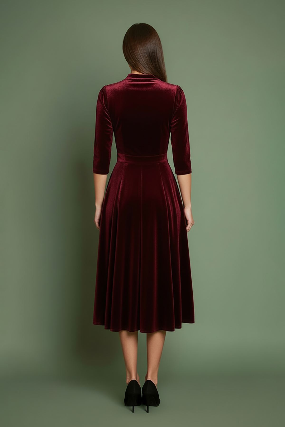 a6cb28c9-963f-44c4-aab7-c8b0d8414d08 Μπορντό φόρεμα, εμπνευσμένο από τη λάμψη της δεκαετίας του 1950, από πολυτελές απαλό βελούδο, με κολακευτική λαιμόκοψη V που τονίζεται από έναν γοητευτικό φιόγκο από ύφασμα που δένει μπροστά. Οι ώμοι με την ελαφριά σούρα και τα 3/4 μανίκια προσθέτουν μια vintage πινελιά, ενώ η σταθερή ζώνη αγκαλιάζει τη σιλουέτα για ένα θηλυκό σχήμα. Σχεδιασμένο με κρυφές τσέπες με πλαϊνές ραφές και φούστα σε κλος γραμμή που κινείται με χάρη σε κάθε βήμα. Ιδανικό για επίσημες περιστάσεις ή απλώς για να αγκαλιάσει το κλασικό στυλ με μια μοντέρνα πινελιά.