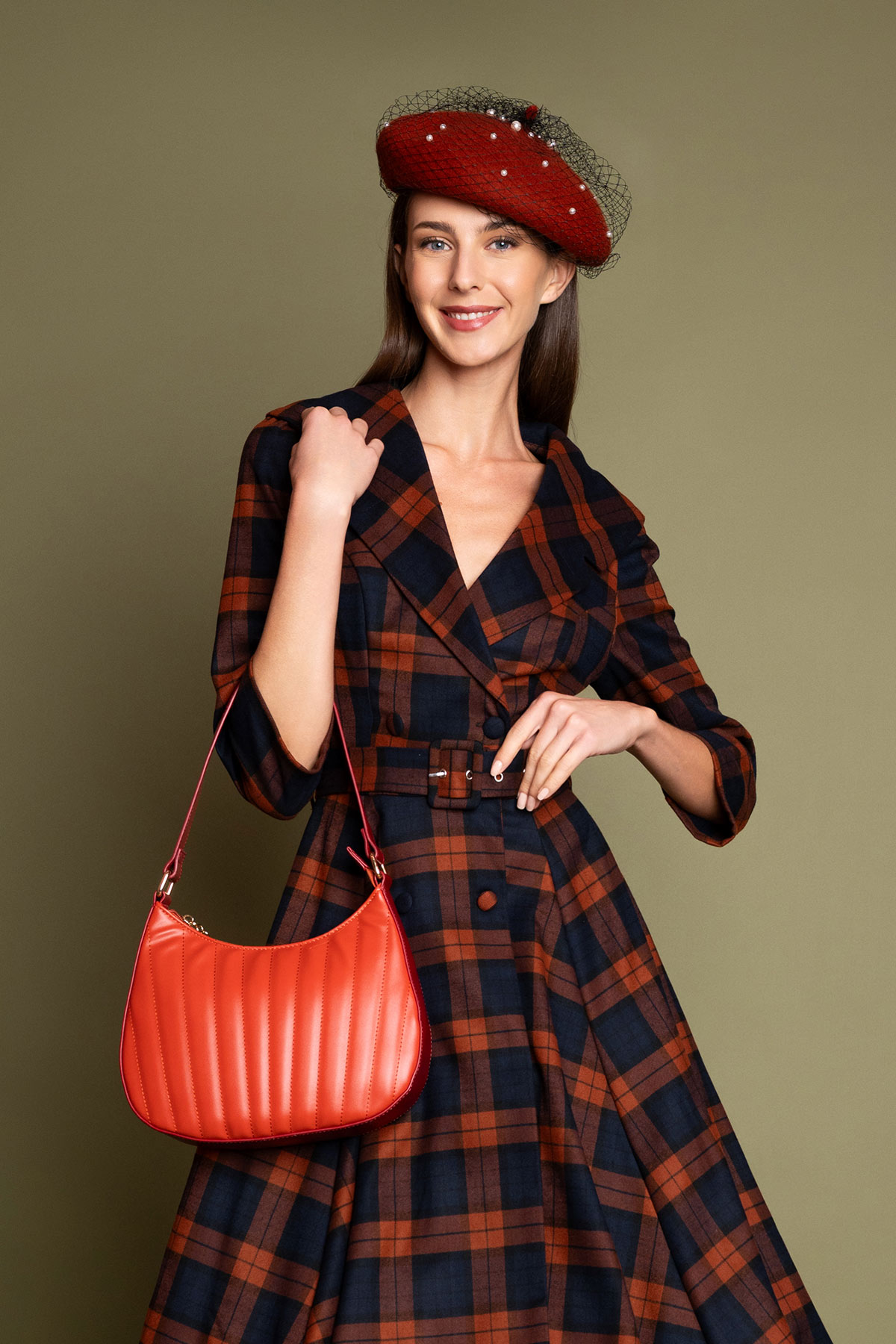 kapitone-terracotta-tsanta-4 Υπέροχη terracotta τσάντα με ριγέ ανάγλυφο σχέδιο, σε σχήμα μισοφέγγαρου, από συνθετικό δέρμα, σε κόκκινο κεραμίδι χρώμα, κοντό λουράκι, και μακρύ λουράκι για τον ώμο, για να την κρατήσετε από το πρωί μέχρι το βράδυ!