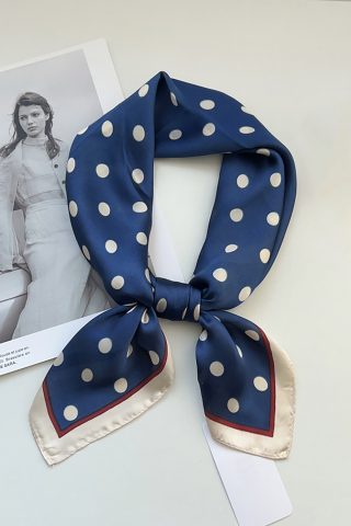 Ρετρό μπλε φουλάρι με εκρού πουά, από μαλακό σατινέ ύφασμα που μπορεί εύκολα να φορεθεί και ως κορδέλα για τα μαλλιά. 