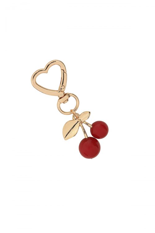 Προσθέστε με γλυκιά vintage πινελιά με το cherry charm! Αυτό το ιδιαίτερο αξεσουάρ έχει ένα cute σχέδιο με κεράσια και μπορείτε να το φορέσετε ως charm στην τσάντα σας ή ως μπρελόκ για τα κλειδιά σας. Ιδανικό αξεσουάρ για να συνοδεύσει το outfit σας και να δώσει λίγο χρώμα στα καθημερινά σας αντικείμενα!