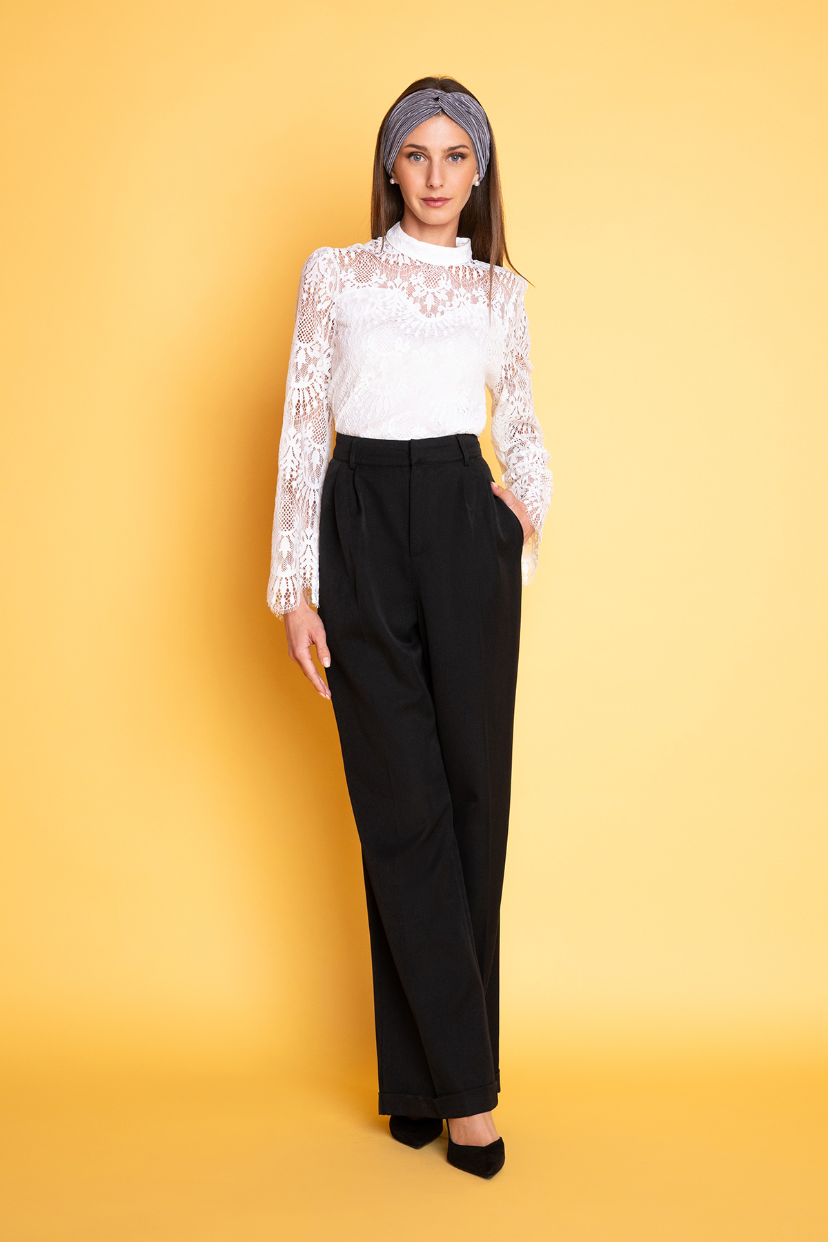 mavri-psilomesi-pantelona-1 Ψηλόμεση φαρδιά παντελόνα με σταθερή ζώνη, σε φαρδιά γραμμή με ρεβέρ, ντραπέ στο μπροστινό μέρος και τσέπες που θυμίζουν δεκαετία του '40. Φορέστε την με ένα πουλόβερ για ένα casual look ή με ένα εφαρμοστό πουκάμισο για chic look στη δουλειά!