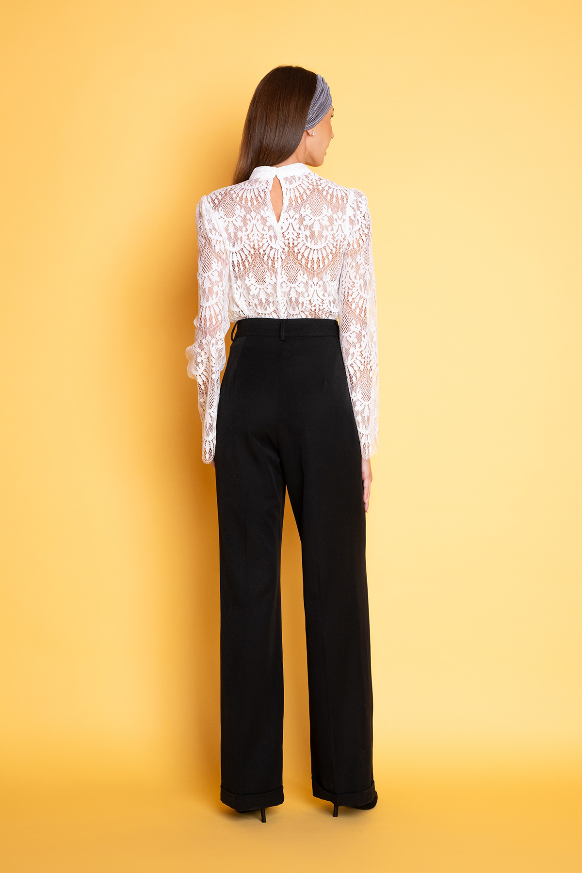 mavri-psilomesi-pantelona-3 Ψηλόμεση φαρδιά παντελόνα με σταθερή ζώνη, σε φαρδιά γραμμή με ρεβέρ, ντραπέ στο μπροστινό μέρος και τσέπες που θυμίζουν δεκαετία του '40. Φορέστε την με ένα πουλόβερ για ένα casual look ή με ένα εφαρμοστό πουκάμισο για chic look στη δουλειά!