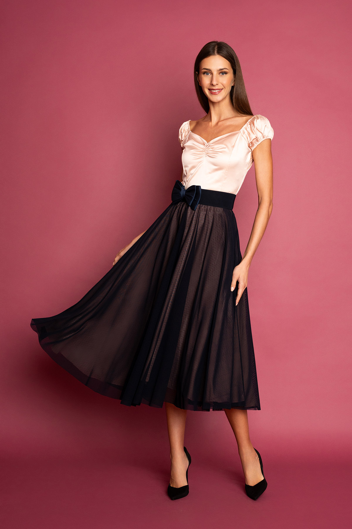 mple-poua-toulini-fousta-1 Midi φούστα με μπλε πουά τούλι και σομόν/ροζ φόδρα, μέχρι το γόνατο και λάστιχο στη μέση για άνετη εφαρμογή. Υπέροχη ρομαντική φούστα για ξεχωριστές εμφανίσεις!