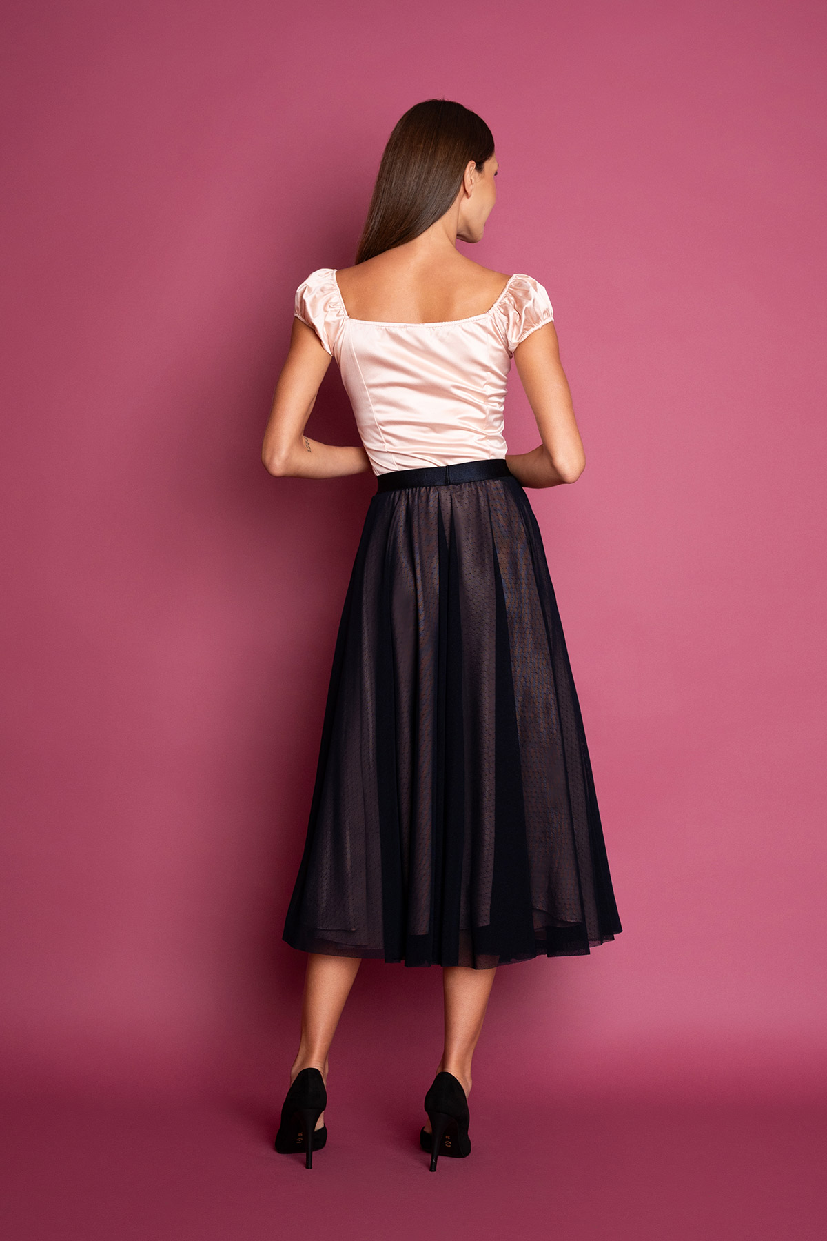 mple-poua-toulini-fousta-2 Midi φούστα με μπλε πουά τούλι και σομόν/ροζ φόδρα, μέχρι το γόνατο και λάστιχο στη μέση για άνετη εφαρμογή. Υπέροχη ρομαντική φούστα για ξεχωριστές εμφανίσεις!