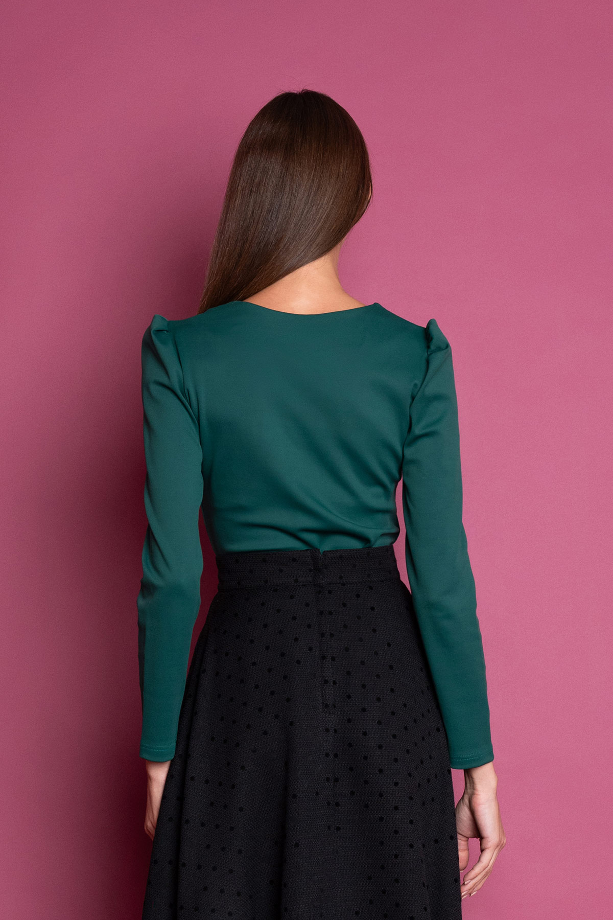 makrimaniki-prasini-mplouza-3 Διαχρονική πράσινη μπλούζα, με τετράγωνη λαιμουδιά και μακριά μανίκια princess σε εφαρμοστή γραμμή, από μαλακό ελαστικό ύφασμα για άνεση και στιλ από το πρωί μέχρι το βράδυ!