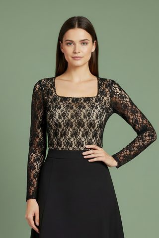 Εφαρμοστή μπλούζα από μαύρη ελαστική δαντέλα σε ρομαντικό ύφος, με κομψή τετράγωνη λαιμουδιά, και μακριά μανίκια με διαφάνεια, ιδανική επιλογή για επίσημες εμφανίσεις! 