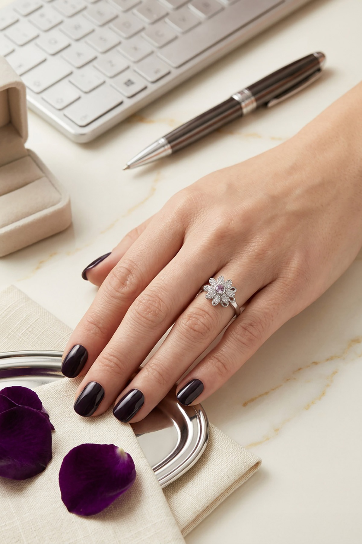 daxtilidi-royal-flower-3 Εμπνευσμένο από τα περίτεχνα κοσμήματα των βασιλικών αυλών, αυτό το δαχτυλίδι σε σχήμα λουλουδιού είναι κάτι παραπάνω από ένα απλό αξεσουάρ. Με ένα κεντρικό βιολετί κρύσταλλο και πέταλα στολισμένα με λαμπερά ζιργκόν, προσφέρει μια μοναδική αίσθηση πολυτέλειας, ενώ το στοιχείο της κίνησης το καθιστά ακαταμάχητο.