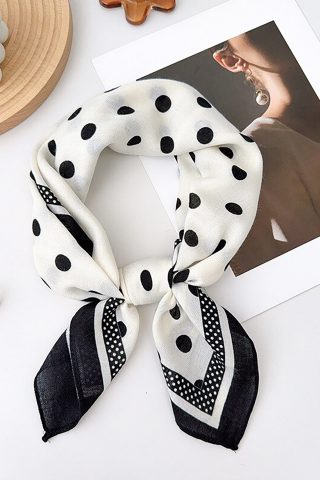 Ρετρό λευκό φουλάρι με μαύρα πουά, από μαλακό ύφασμα βισκόζη που μπορεί εύκολα να φορεθεί και ως κορδέλα για τα μαλλιά. 