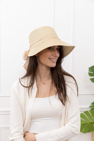 Μπεζ καπέλο με κορδέλα που δένει φιόγκος στο πίσω μέρος. To γείσο μπροστά προσφέρει ιδανική σκίαση από την ήλιο ενώ στο πίσω μέρος μικραίνει ώστε να δίνει ένα πιο κομψό αποτέλεσμα. Υπέροχο καπέλο για να φορεθεί όλες τις ώρες της ημέρας με το αγαπημένο σας retro outfit!