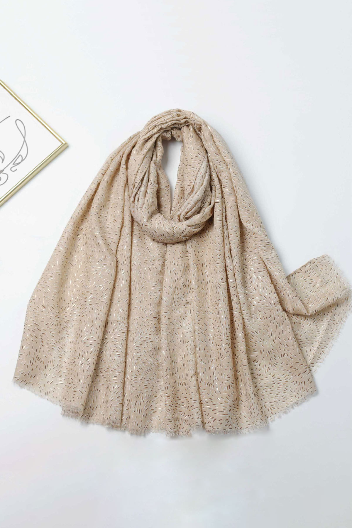 taupe-esarpa-1 Εσάρπα με χρυσαφί σχέδιο, σε taupe απόχρωση, από λεπτό βαμβακερό ύφασμα. Συνδυάστε το με ένα αμάνικο φόρεμα για τις δροσερές ημέρες ή το βράδυ. Ιδανικό αξεσουάρ για να δώσει ένα vintage touch στις εμφανίσεις σας!