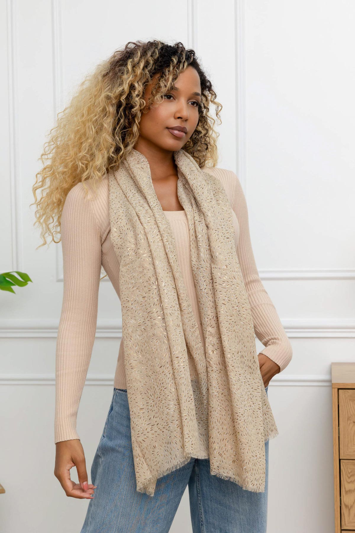 taupe-esarpa-3 Εσάρπα με χρυσαφί σχέδιο, σε taupe απόχρωση, από λεπτό βαμβακερό ύφασμα. Συνδυάστε το με ένα αμάνικο φόρεμα για τις δροσερές ημέρες ή το βράδυ. Ιδανικό αξεσουάρ για να δώσει ένα vintage touch στις εμφανίσεις σας!