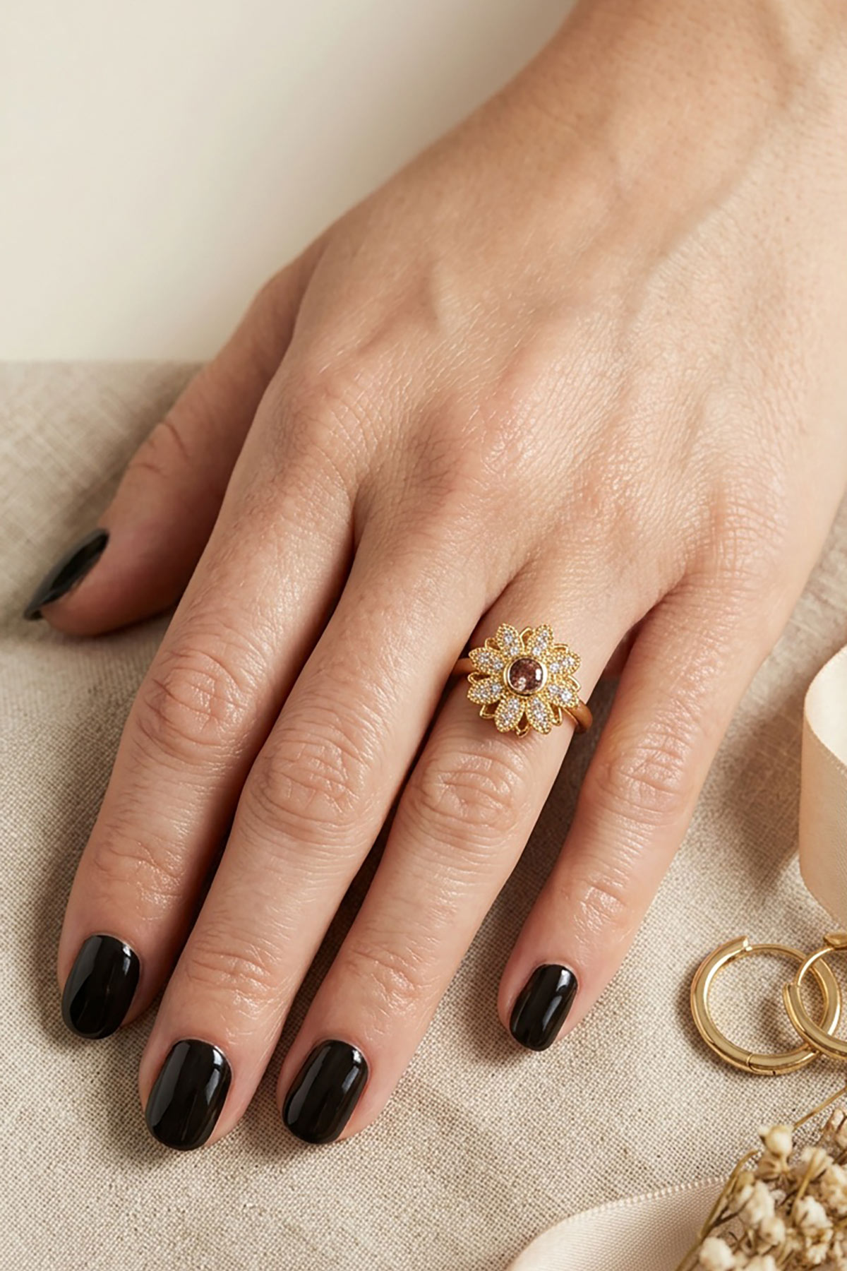 daxtilidi-royal-flower-1 Εμπνευσμένο από τα περίτεχνα κοσμήματα των βασιλικών αυλών, αυτό το δαχτυλίδι σε σχήμα λουλουδιού είναι κάτι παραπάνω από ένα απλό αξεσουάρ. Με ένα κεντρικό βιολετί κρύσταλλο και πέταλα στολισμένα με λαμπερά ζιργκόν, προσφέρει μια μοναδική αίσθηση πολυτέλειας, ενώ το στοιχείο της κίνησης το καθιστά ακαταμάχητο.