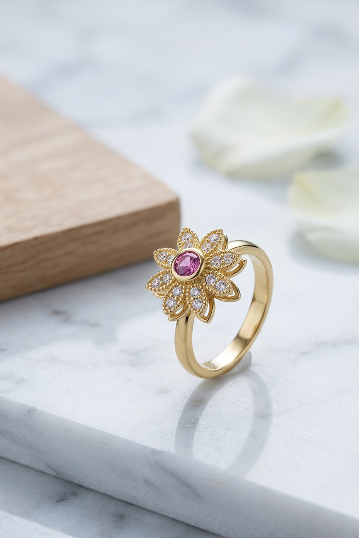 daxtilidi-royal-flower-2 Εμπνευσμένο από τα περίτεχνα κοσμήματα των βασιλικών αυλών, αυτό το δαχτυλίδι σε σχήμα λουλουδιού είναι κάτι παραπάνω από ένα απλό αξεσουάρ. Με ένα κεντρικό βιολετί κρύσταλλο και πέταλα στολισμένα με λαμπερά ζιργκόν, προσφέρει μια μοναδική αίσθηση πολυτέλειας, ενώ το στοιχείο της κίνησης το καθιστά ακαταμάχητο.