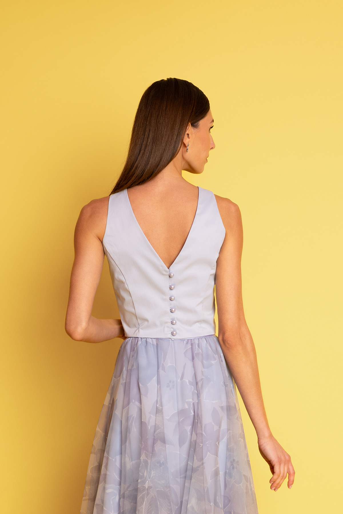 lila-saten-top-1 Λιλά σατέν crop top με κλειστή λαιμουδιά, εφαρμοστό στον κορμό και κουμπιά στην πλάτη, ιδανικό για τη σεζόν!