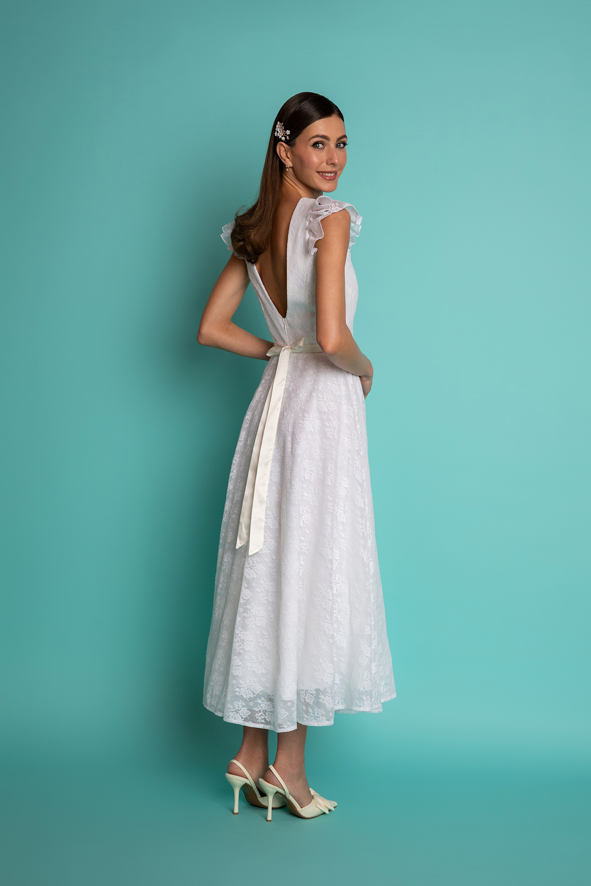 midi-lefko-forema-london-1 Λευκό δαντελένιο μίντι φόρεμα, με υπέροχο V μπούστο και πλάτη, βολάν στους ώμους και λεπτή σατέν ζώνη στη μέση. Μοναδικό φόρεμα για μια ιδιαίτερη εμφάνιση, σε μια βάπτιση ή την ημέρα του γάμου σας!