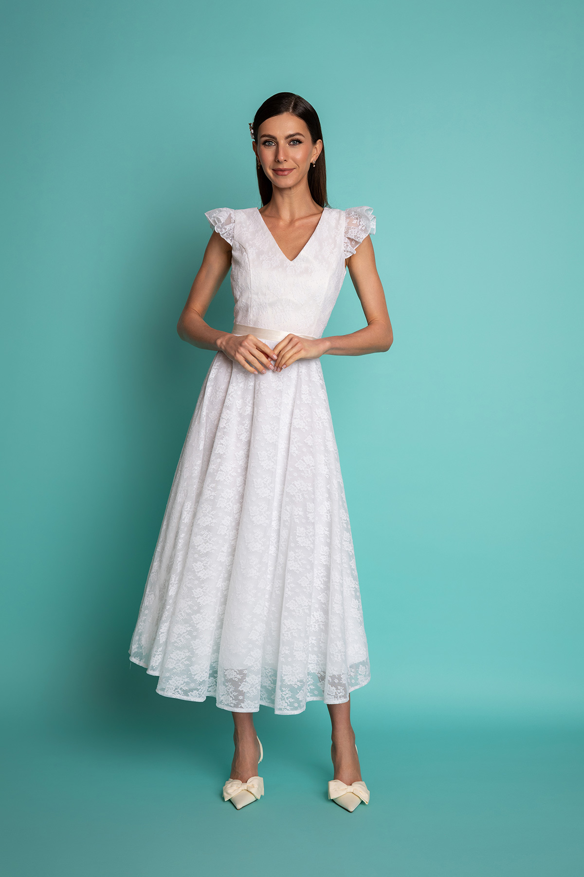 midi-lefko-forema-london-4 Λευκό δαντελένιο μίντι φόρεμα, με υπέροχο V μπούστο και πλάτη, βολάν στους ώμους και λεπτή σατέν ζώνη στη μέση. Μοναδικό φόρεμα για μια ιδιαίτερη εμφάνιση, σε μια βάπτιση ή την ημέρα του γάμου σας!