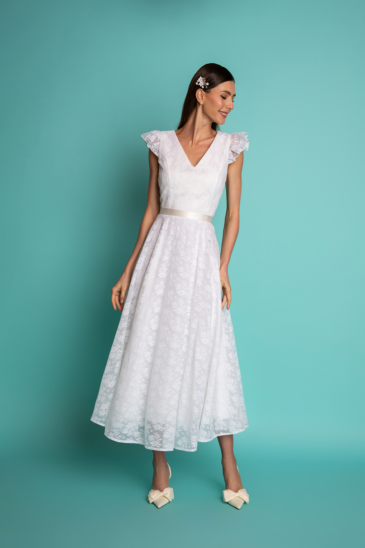 midi-lefko-forema-london-5 Λευκό δαντελένιο μίντι φόρεμα, με υπέροχο V μπούστο και πλάτη, βολάν στους ώμους και λεπτή σατέν ζώνη στη μέση. Μοναδικό φόρεμα για μια ιδιαίτερη εμφάνιση, σε μια βάπτιση ή την ημέρα του γάμου σας!