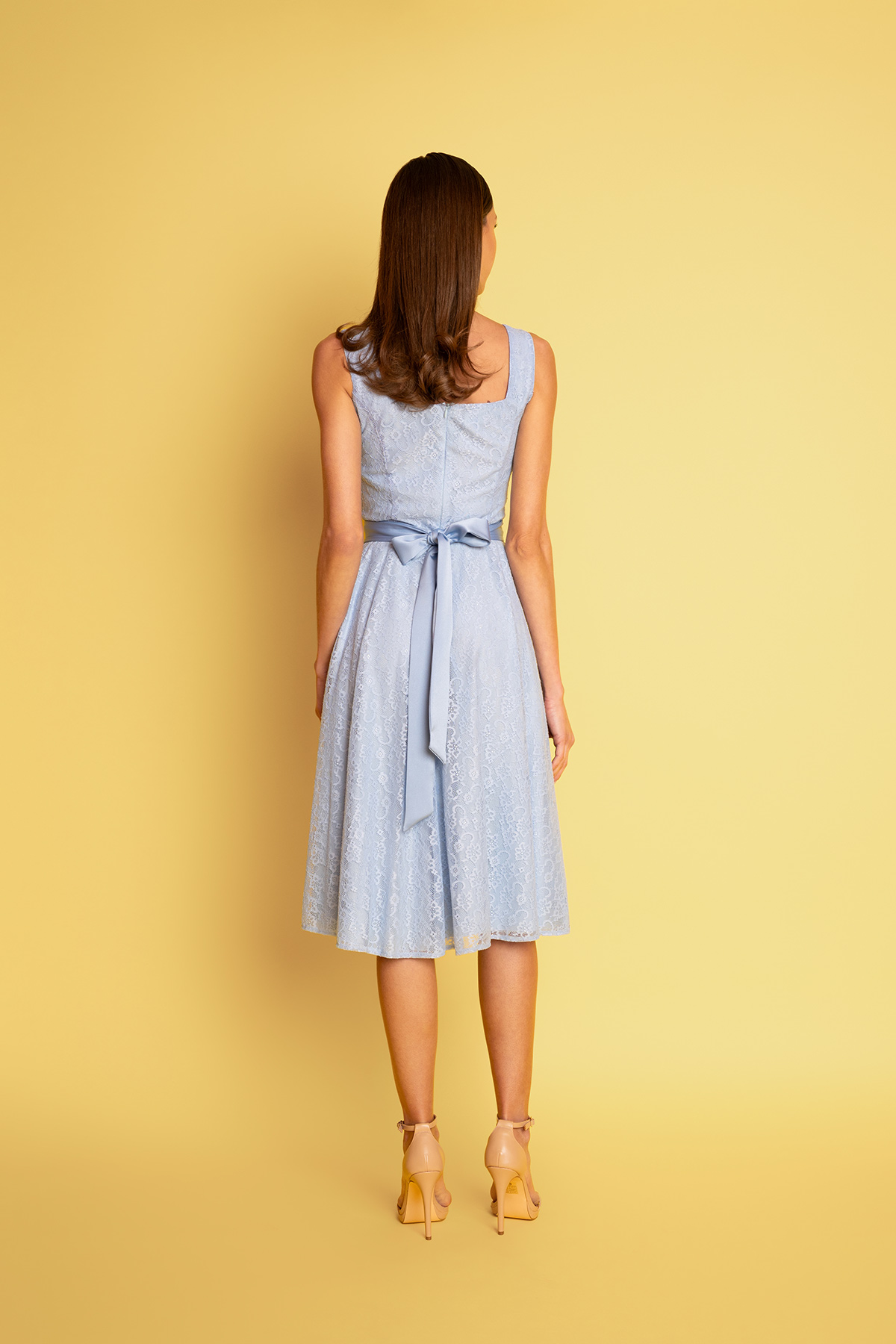 siel-dantelenio-midi-forema-1 Δαντελένιο vintage φόρεμα σε μεσάτη γραμμή, από σιελ δαντέλα, με ασορτί σατέν φόδρα, αμάνικο, με τετράγωνη λαιμουδιά και πλάτη, και μήκος μέχρι το γόνατο, ιδανικό φόρεμα για γάμο ή μια επίσημη περίσταση.