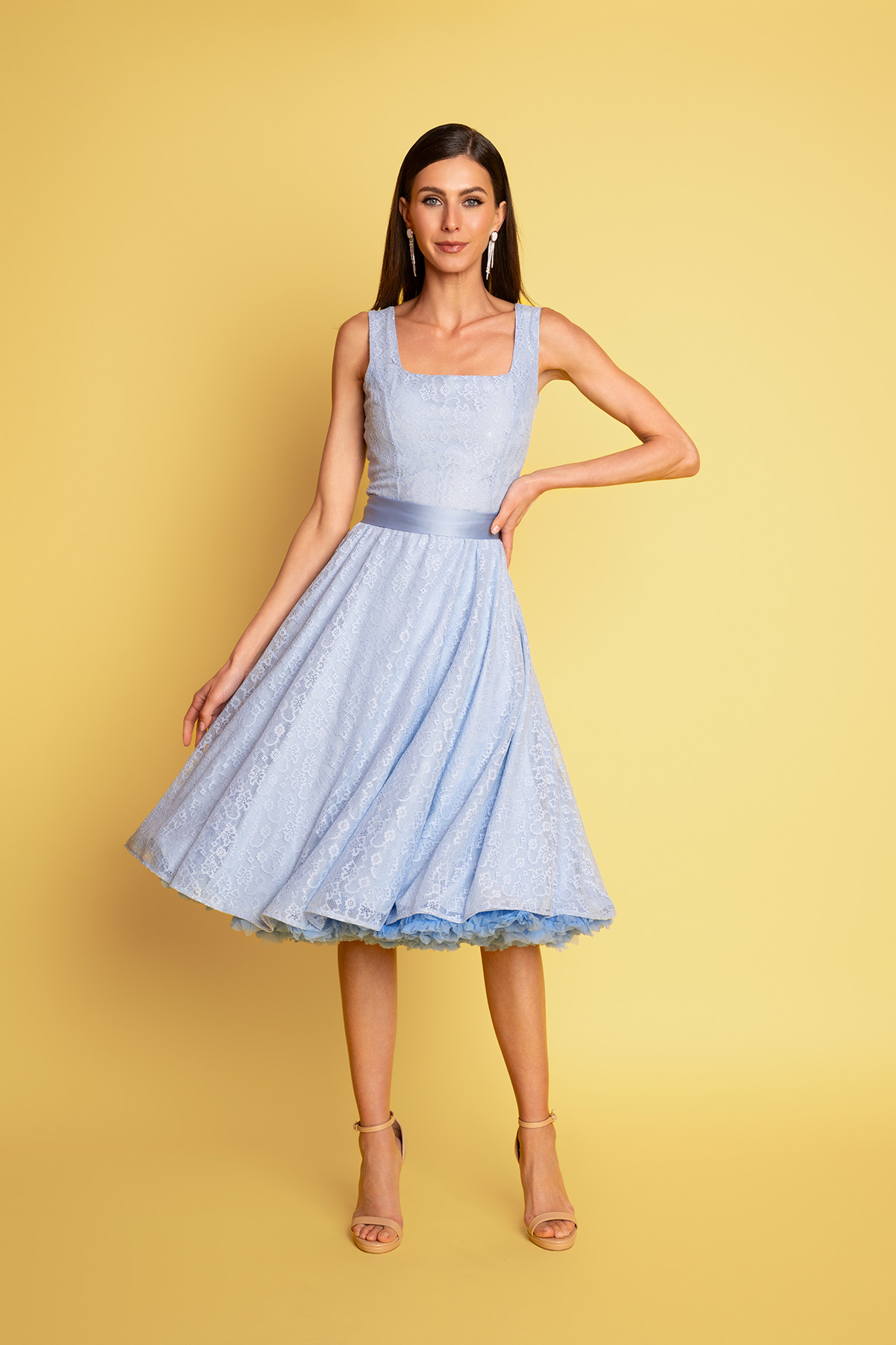 siel-dantelenio-midi-forema-3 Δαντελένιο vintage φόρεμα σε μεσάτη γραμμή, από σιελ δαντέλα, με ασορτί σατέν φόδρα, αμάνικο, με τετράγωνη λαιμουδιά και πλάτη, και μήκος μέχρι το γόνατο, ιδανικό φόρεμα για γάμο ή μια επίσημη περίσταση.