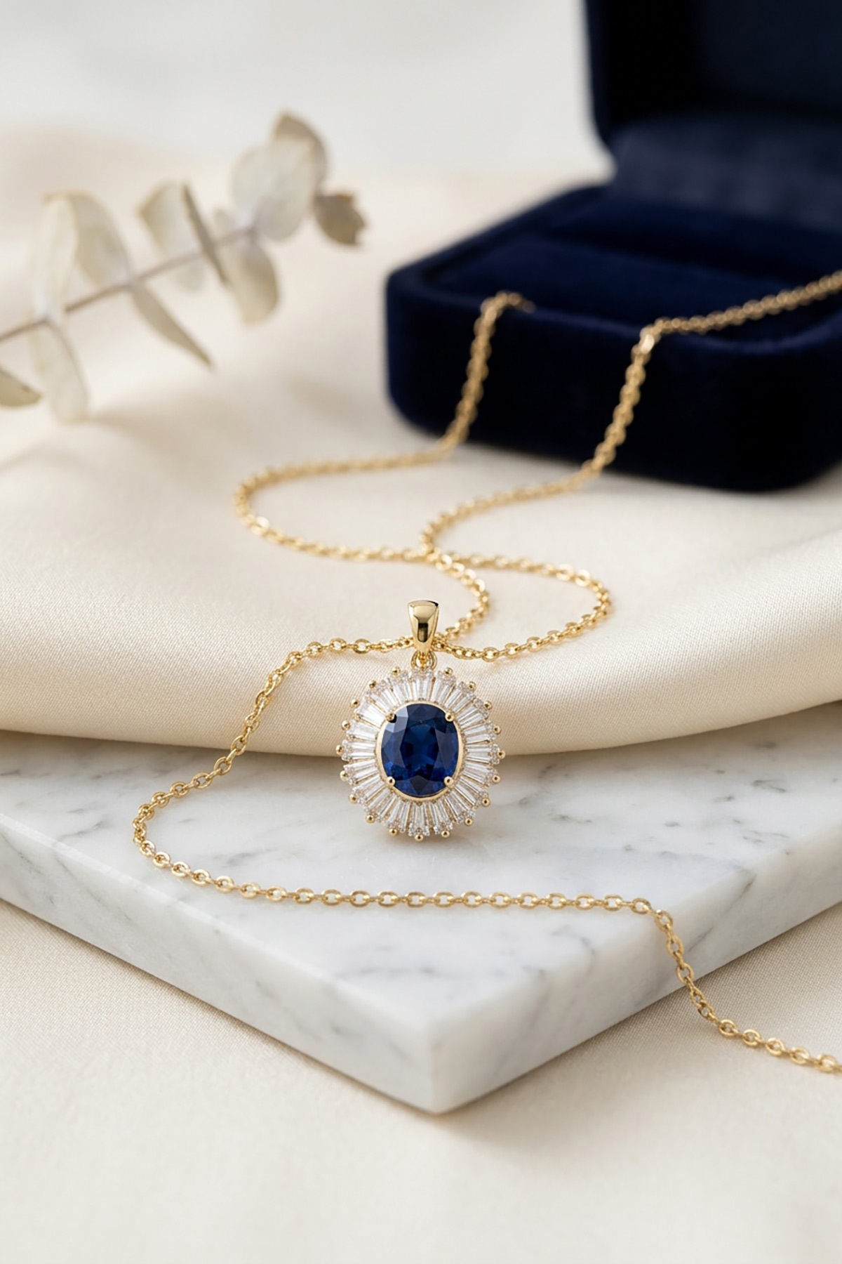 vintage-sapphire-kremasto-1 Ένα εντυπωσιακό κολιέ που μαγνητίζει το βλέμμα με την έντονη χρωματική του αντίθεση. Στο κέντρο δεσπόζει ένας μεγάλος κρύσταλλος σε βαθύ μπλε του ζαφειριού, ο οποίος πλαισιώνεται από ακτινωτά τοποθετημένα λευκά ζιργκόν σε κοπή baguette, δημιουργώντας ένα εφέ "φωτοστέφανου" που θυμίζει ήλιο ή αστέρι.