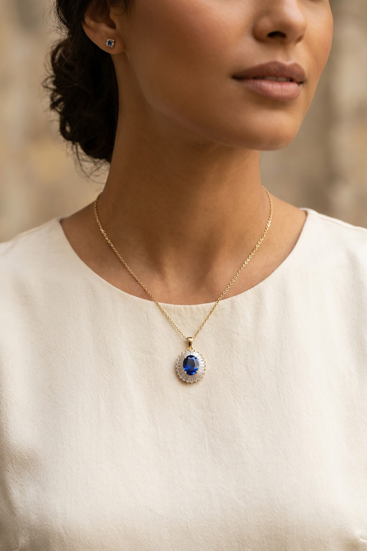 vintage-sapphire-kremasto-2 Ένα εντυπωσιακό κολιέ που μαγνητίζει το βλέμμα με την έντονη χρωματική του αντίθεση. Στο κέντρο δεσπόζει ένας μεγάλος κρύσταλλος σε βαθύ μπλε του ζαφειριού, ο οποίος πλαισιώνεται από ακτινωτά τοποθετημένα λευκά ζιργκόν σε κοπή baguette, δημιουργώντας ένα εφέ "φωτοστέφανου" που θυμίζει ήλιο ή αστέρι.