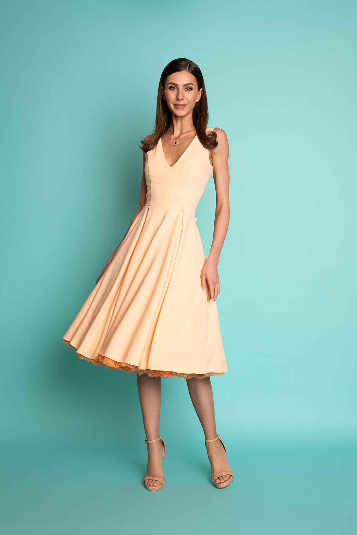 peach-sorbet-midi-forema-1 Η επιτομή της chic απλότητας σε μια δροσερή σομόν απόχρωση. Αυτό το φόρεμα είναι η τέλεια επιλογή για εσάς που αναζητάτε ένα ρούχο που συνδυάζει τη minimal αισθητική με τις θηλυκές vintage λεπτομέρειες. Σε μια υπέροχη, απαλή σομόν απόχρωση, είναι σχεδιασμένο για να προσφέρει κομψότητα σε κάθε επίσημη ή ημι-επίσημη περίσταση.