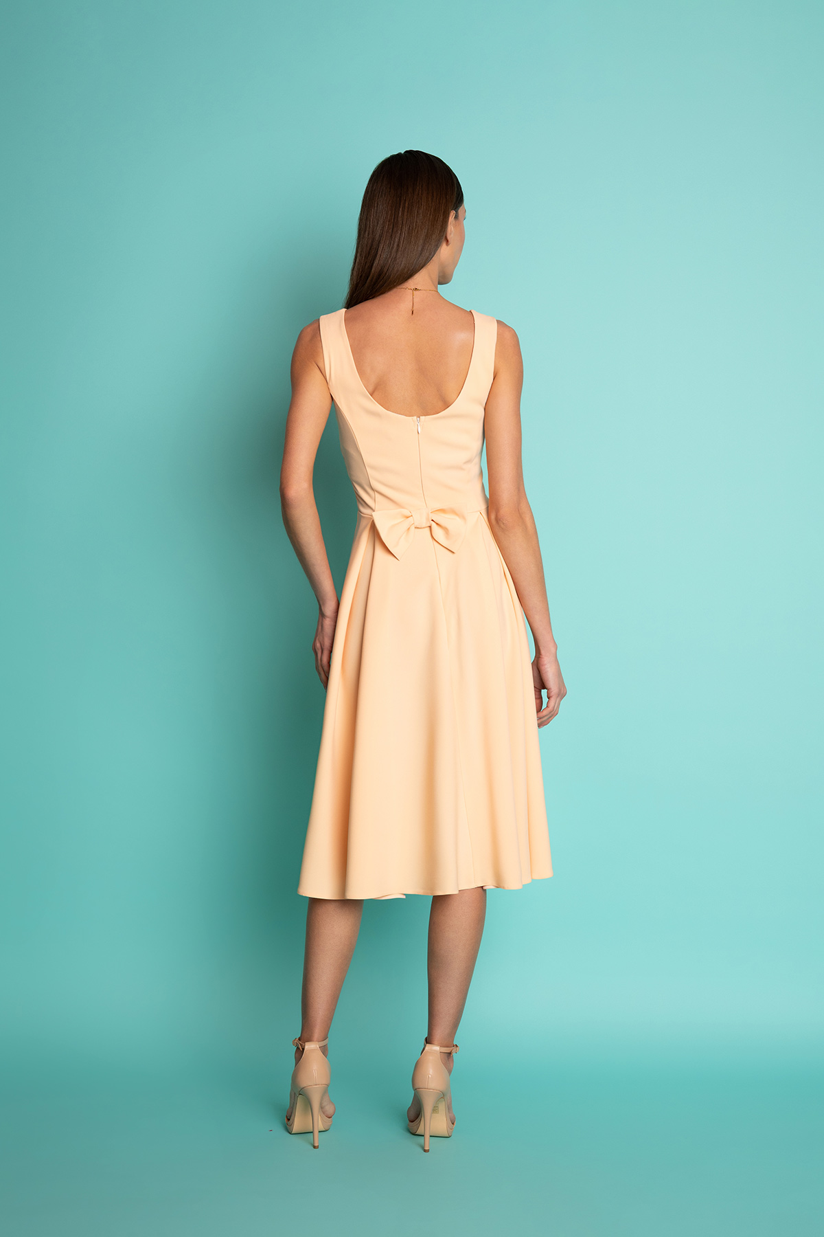 peach-sorbet-midi-forema-3 Η επιτομή της chic απλότητας σε μια δροσερή σομόν απόχρωση. Αυτό το φόρεμα είναι η τέλεια επιλογή για εσάς που αναζητάτε ένα ρούχο που συνδυάζει τη minimal αισθητική με τις θηλυκές vintage λεπτομέρειες. Σε μια υπέροχη, απαλή σομόν απόχρωση, είναι σχεδιασμένο για να προσφέρει κομψότητα σε κάθε επίσημη ή ημι-επίσημη περίσταση.